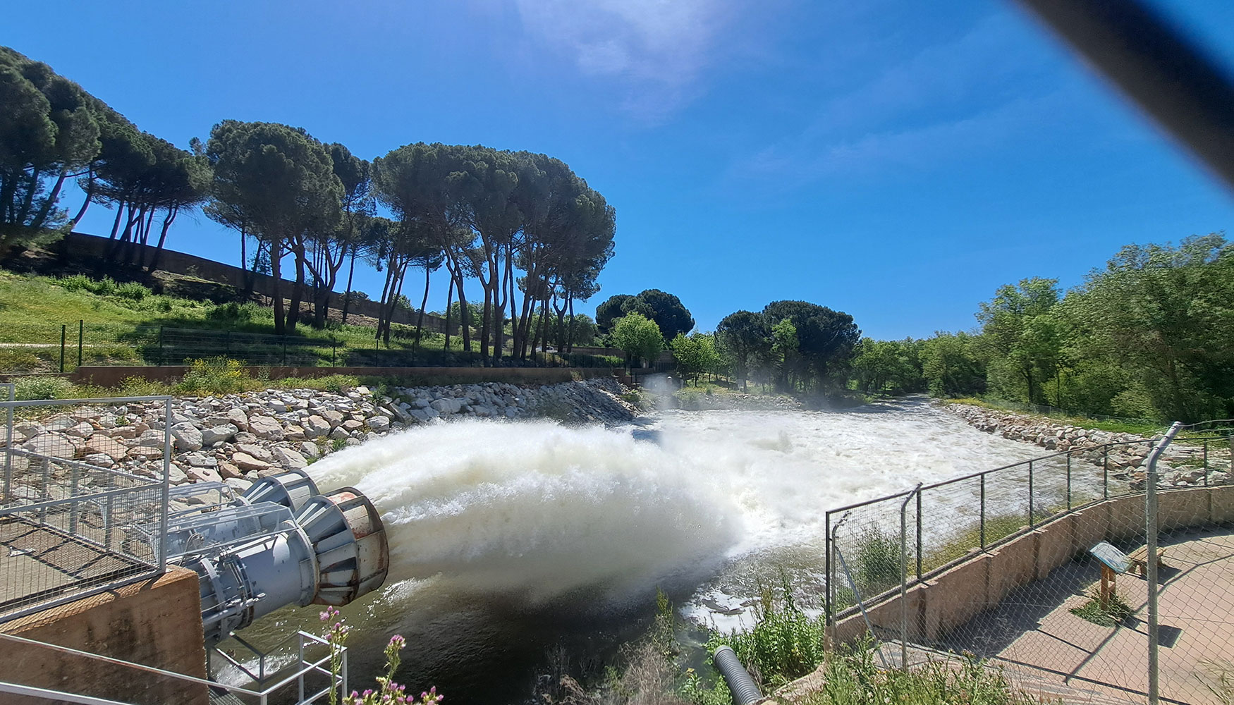 Foto de La CHT desembalsa el caudal generador del ro Manzanares desde la presa de El Pardo