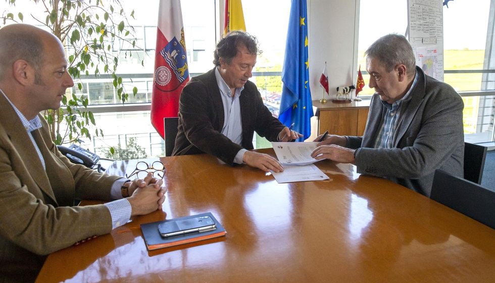 De izquierda a derecha, Fernando Ruiz, gerente de la Asociacin Frisona de Cantabria (AFCA); Pablo Palencia, consejero de Desarrollo Rural, Ganadera...