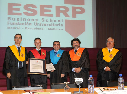 Entrega del Honaray Degree a Javier Amezaga, director general de Grupo Eroski