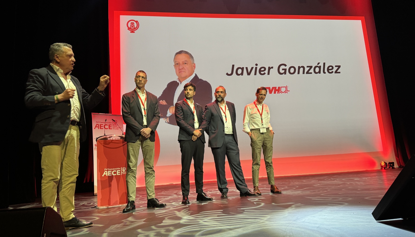 Javier Gonzlez, de TVH, presentando al equipo desplazado a Sevilla