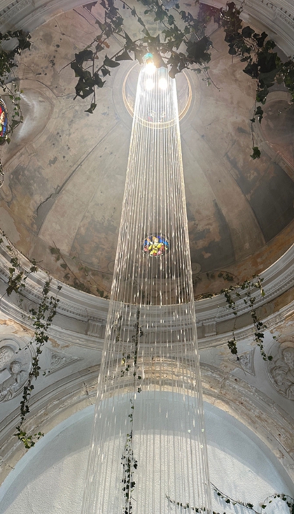 La innovadora ducha es el monumento de este espacio que se mimetiza con el misticismo de esta antigua capilla del palacio...