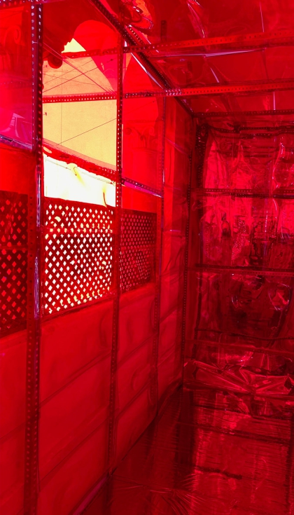 El metacrilato rojo tratado de forma artesanal por los alumnos del CEU San Pablo transforman esta galera en una experiencia inmersiva...