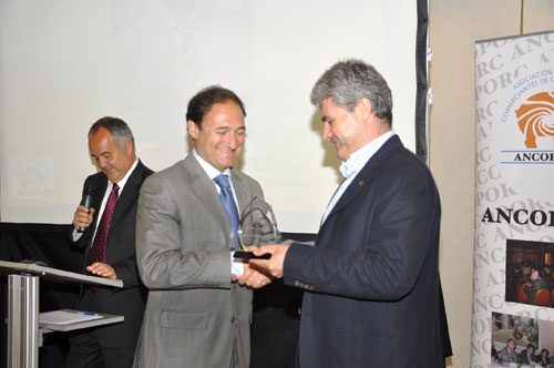 En la imagen, Alberto Lpez, director de Figan, recoge el galardn
