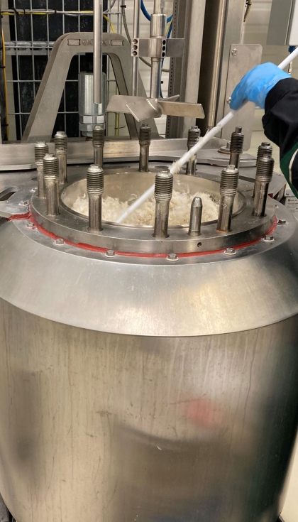 Figura 3. El proceso se ampli en Fraunhofer CBP, donde se procesaron varios kilogramos de plumas de pollo. Foto: Fraunhofer CBP...