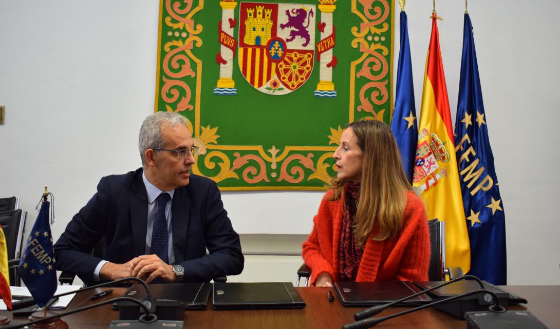 El secretario general de la FEMP, Luis Martnez-Sicluna, y la consejera delegada de Ecoembes, Rosa Trigo...