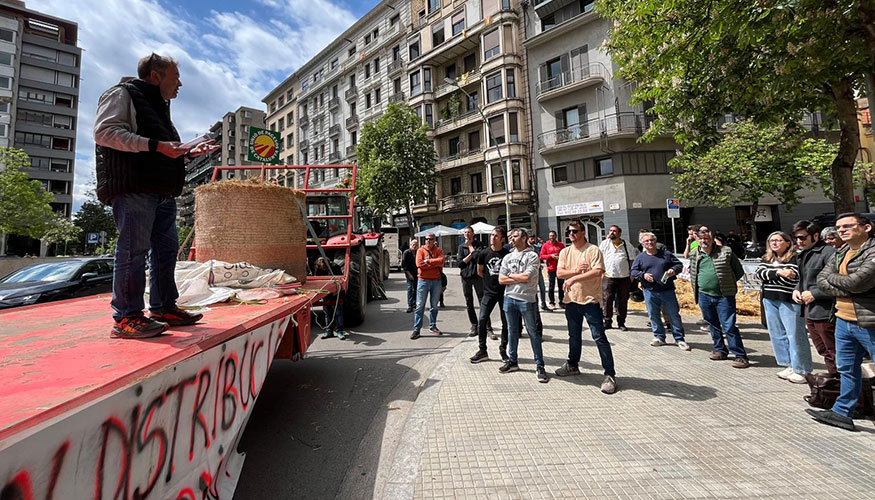 Protesta de ganaderos de vacuno de leche en Girona por el descenso en los precios de la leche