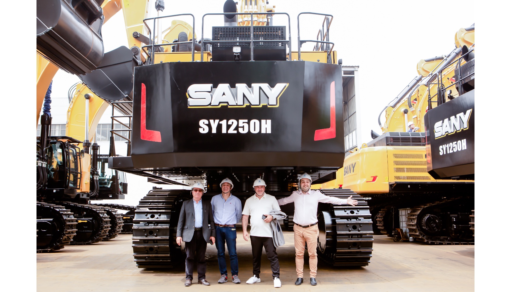 Clientes y distribuidores de Sany con una excavadora SY1250, de 130 ton