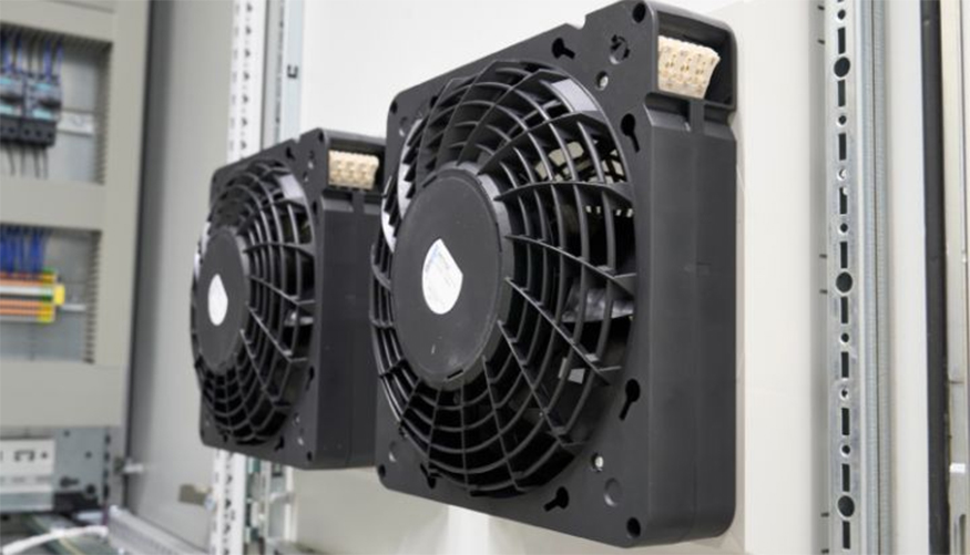 Los ventiladores con filtro que se registran a travs de la interfaz IoT de Rittal proporcionan informacin sobre el estado, la utilizacin...