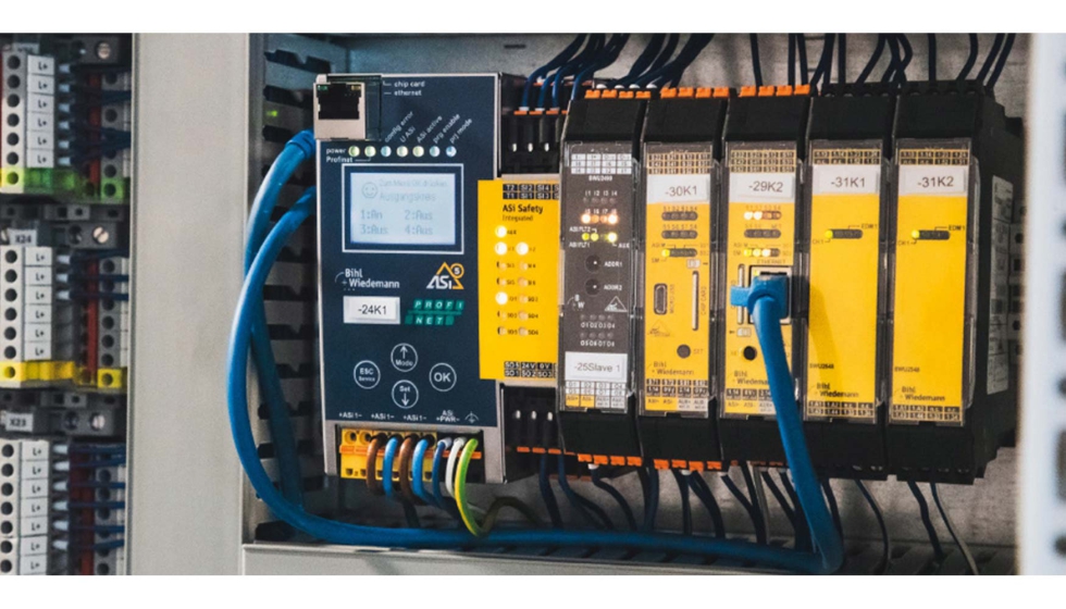 Tecnologa de seguridad en el armario elctrico: pasarela de seguridad ASi (izquierda) y monitores de seguridad base (centro) de Bihl+Wiedemann...