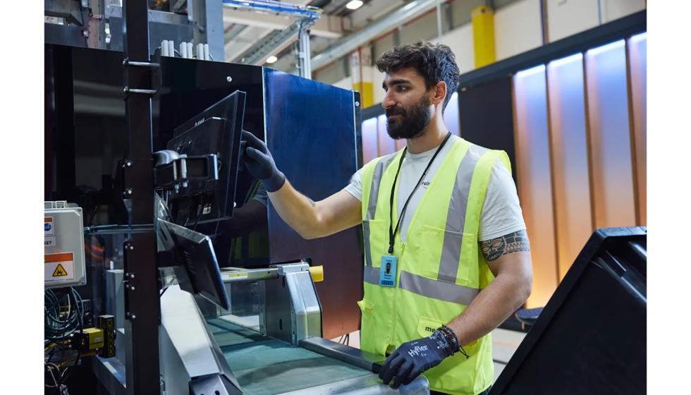 Trabajador de Amazon en un centro logstico robotizado