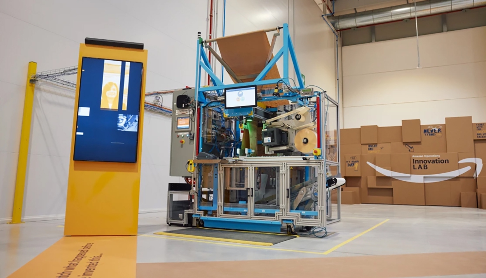 Mquina con tecnologa de embalaje automatizado de Amazon en un centro logstico de Amazon