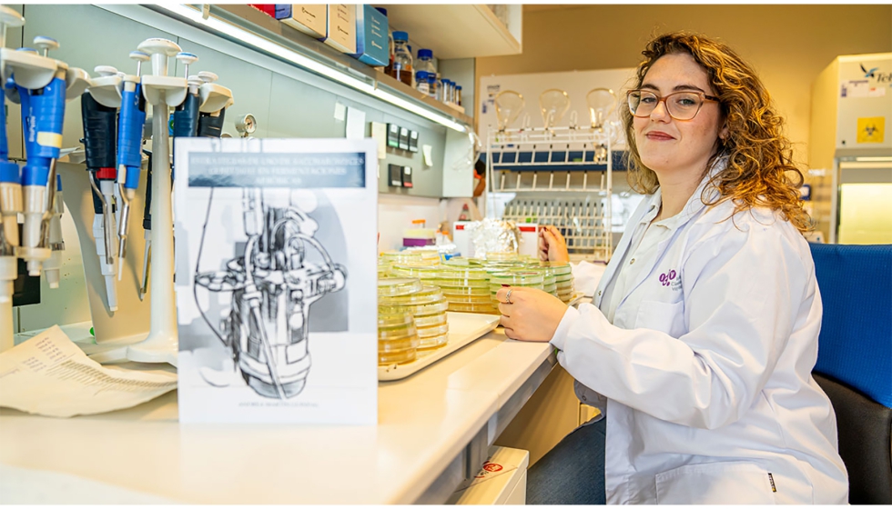 La doctora Andrea Martn Guindal, en el laboratorio del Grupo MicrowineLab del ICVV