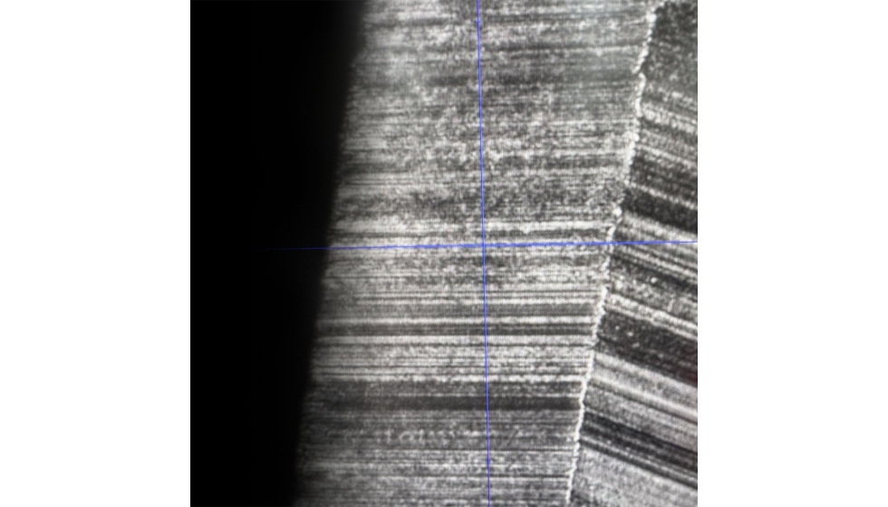 O sistema de vdeo-microscpio pomBasicMicro pode ampliar a imagem da ferramenta at 500 vezes
