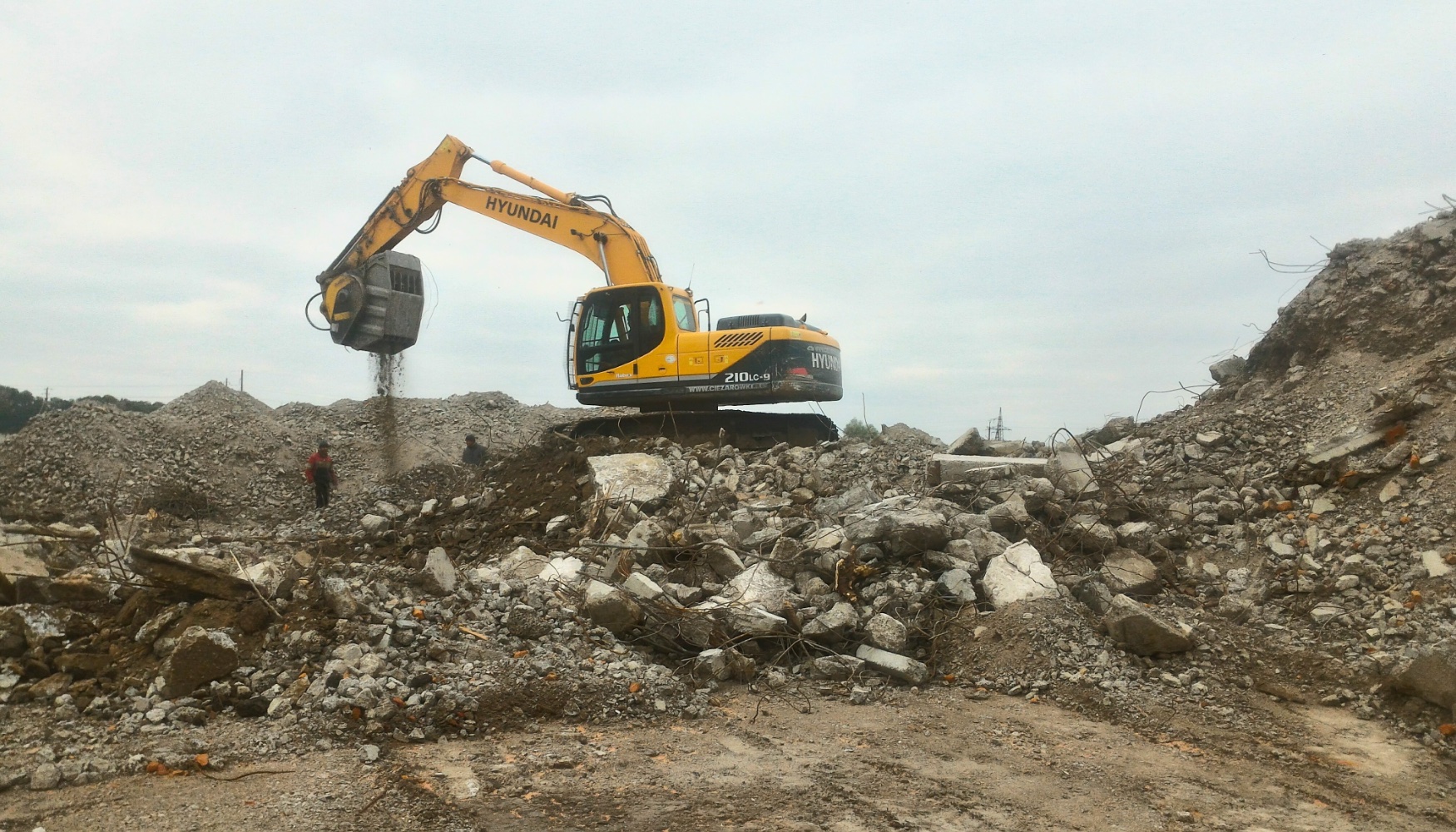 Trabajos con residuos de demolicin en Ucrania usando una cuchara machacadora de MB Crusher