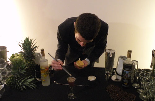 En la imagen, Jordi Otero aporta el 'toque final' con polvo de oro comestible a uno de los ccteles a base de Van Gogh Double Espresso...