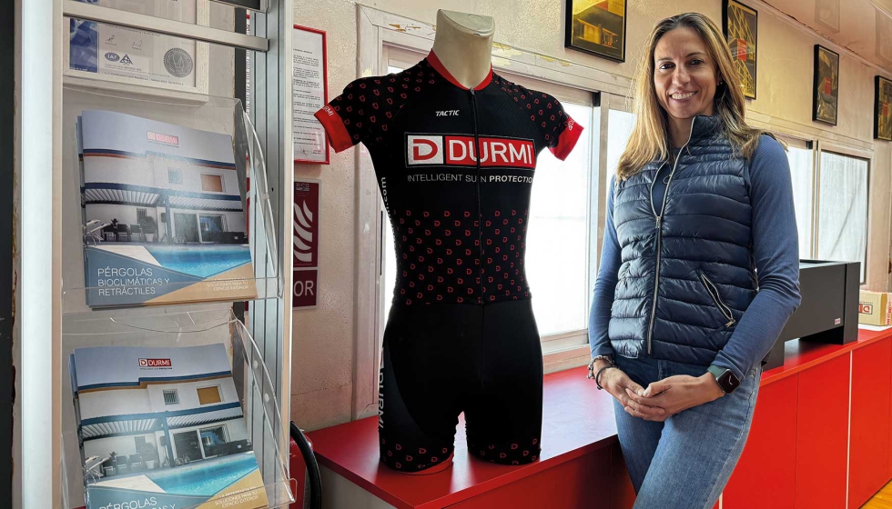 Izaskun Ceberio, directora de marketing de Durmi, junto al maillot del equipo ciclista MTB Durmi