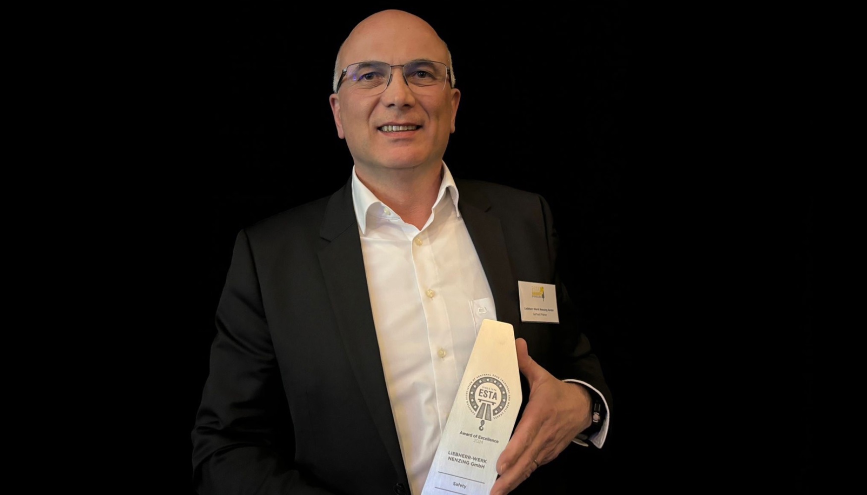 Gerhard Frainer, diretor geral de vendas da Liebherr-Werk Nenzing GmbH, com o Prmio ESTA na categoria Segurana