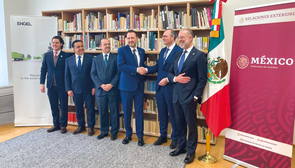 Gerhard Stangl, CPO del Grupo Engel (2 por la derecha), junto con Mauricio Kuri Gonzlez (3 por la derecha), Gobernador de Quertaro...