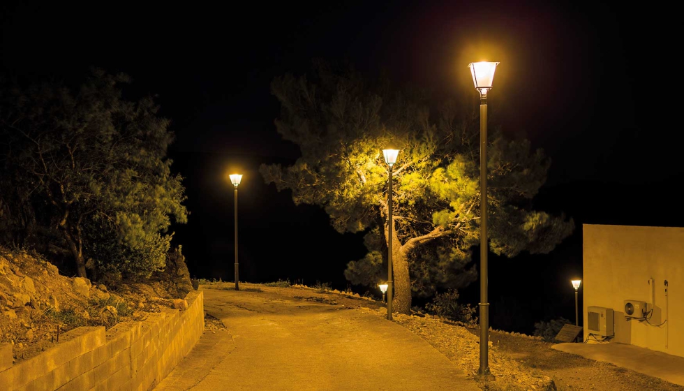 Las luminarias LED Villa XLA, de estilo clsico, se integran perfectamente con el ambiente tradicional de la localidad