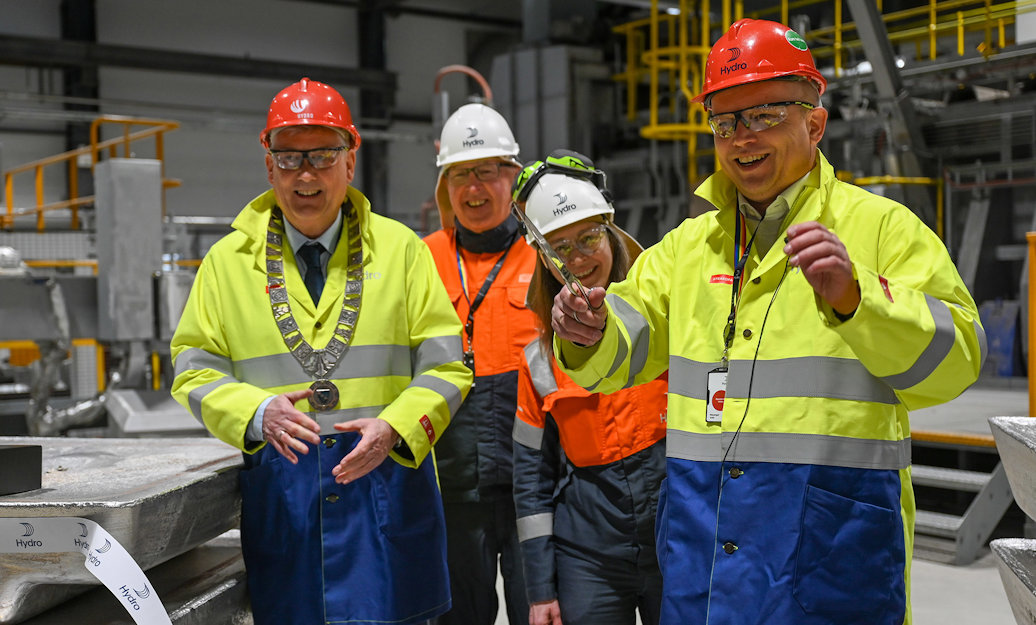 O presidente da Cmara de Hyanger, Petter Sortland, o vice-presidente Executivo da Hydro Energy, Arvid Moss, a directora da Fbrica...