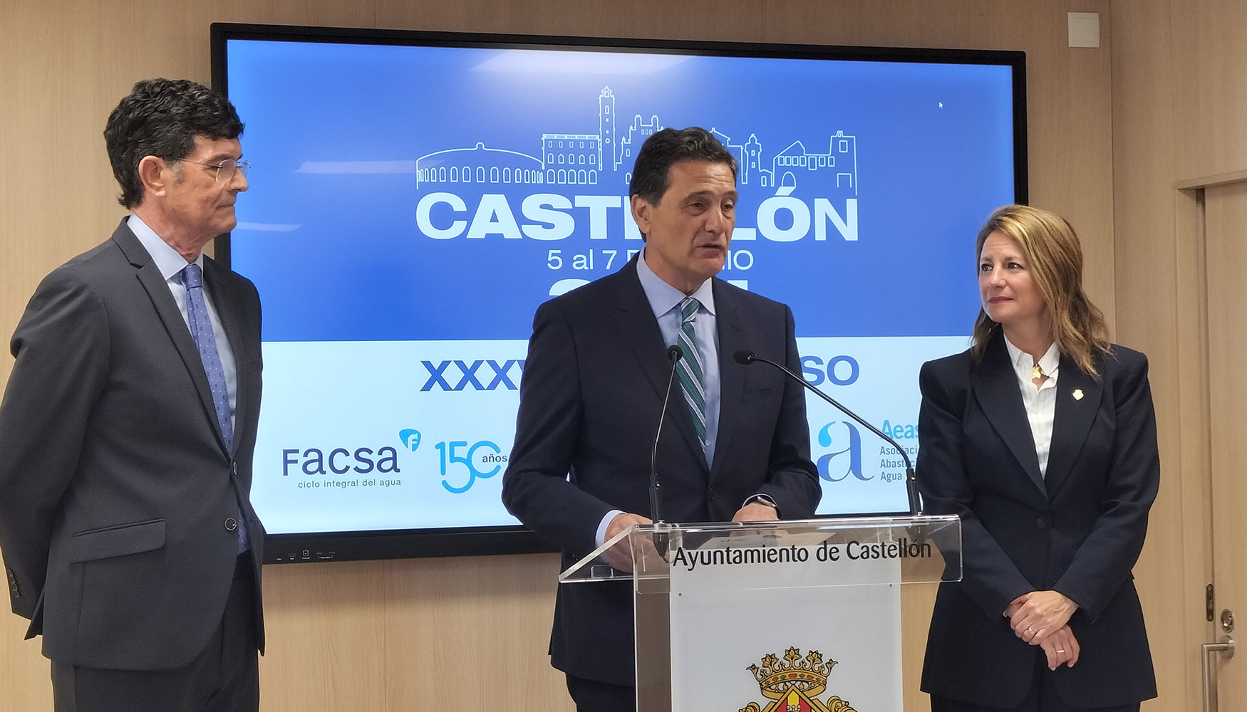 De izquierda a derecha, el presidente de Facsa, Enrique Gimeno, el presidente de AEAS, Pascual Fernndez, y la alcaldesa de Castelln de La Plana...