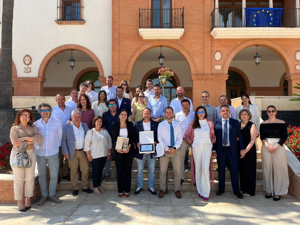 Foto de familia en la entrega del Premio San Isidro a la Excelencia Agroalimentaria 2024 del COIAA en Huelva