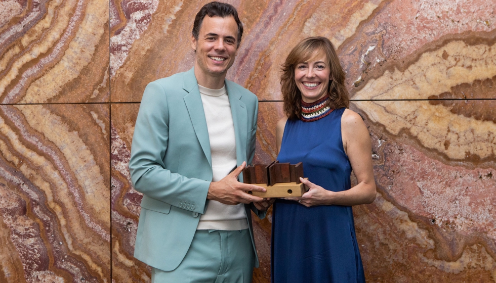 Guillermo Sevillano y Elena Orte de SUMA Arquitectura con el galardn que acredita la Biblioteca Garca Mrquez de Barcelona con el premio...