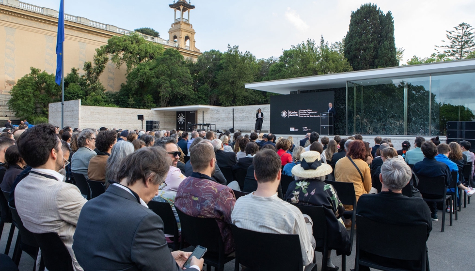 Imagen de la Eumies Awards Day 2024 frente al Pabelln Mies van der Rohe de Barcelona. Foto: Anna Mas