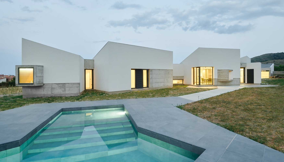 Casa EA con la cerámica integrada de Gres Aragón Casa EA con la cerámica integrada de Gres Aragón
