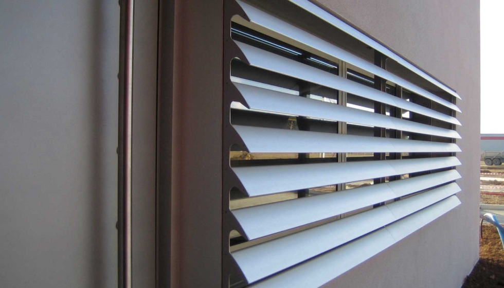 Las persianas de lamas de aluminio son ideales para aprovechar el calor y la luz del sol de manera natural. Foto: Durmi
