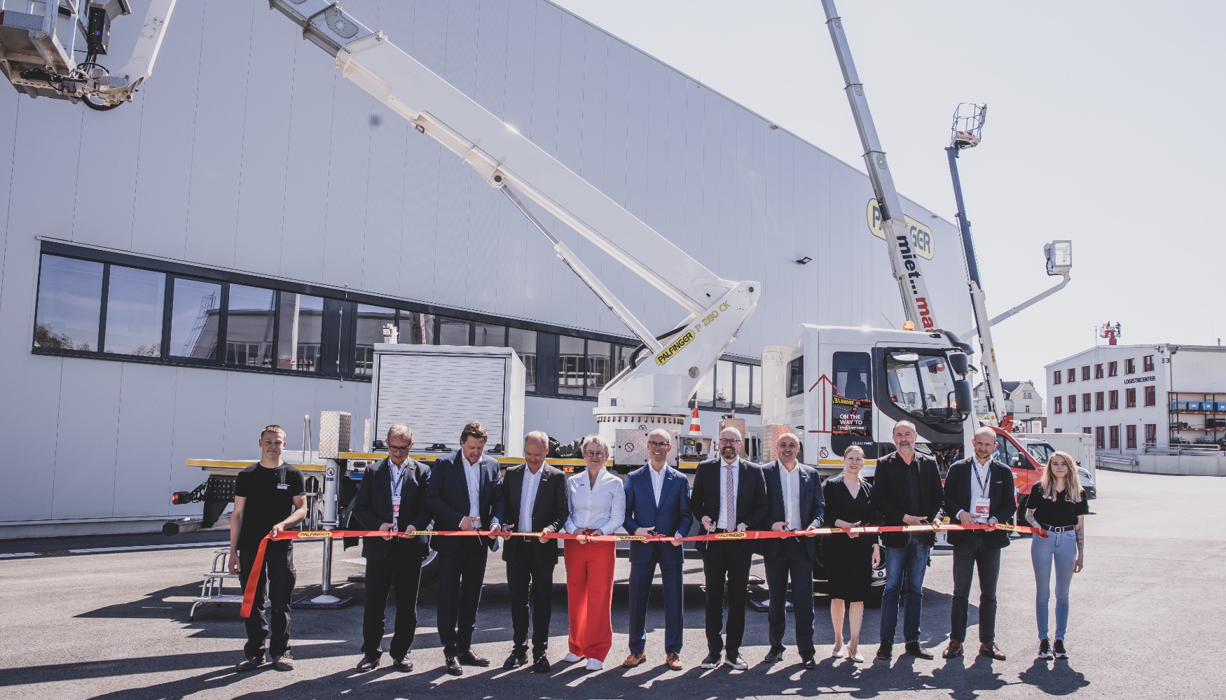 Corte de cinta protrocolario en la inauguracin de las renovadas instalaciones