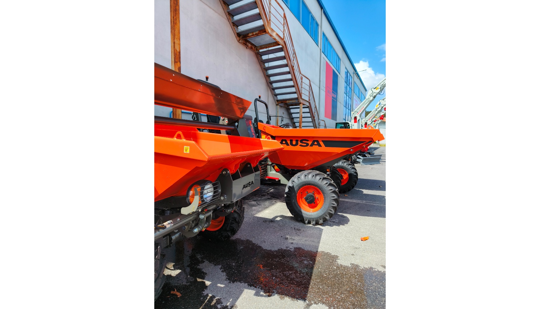 A.C. Vilario complementa su gama de excavadoras compactas en alquiler con otros equipos que ofrecen numerosas sinergias, como los dumpers Ausa...