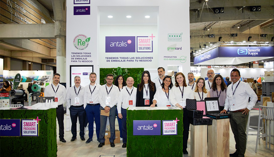 Imagen del stand de Antalis en Hispack 2024, con miembros del equipo comercial y marketing de Antalis, y miembros de Gosuma, 100 Metros, Cohal...