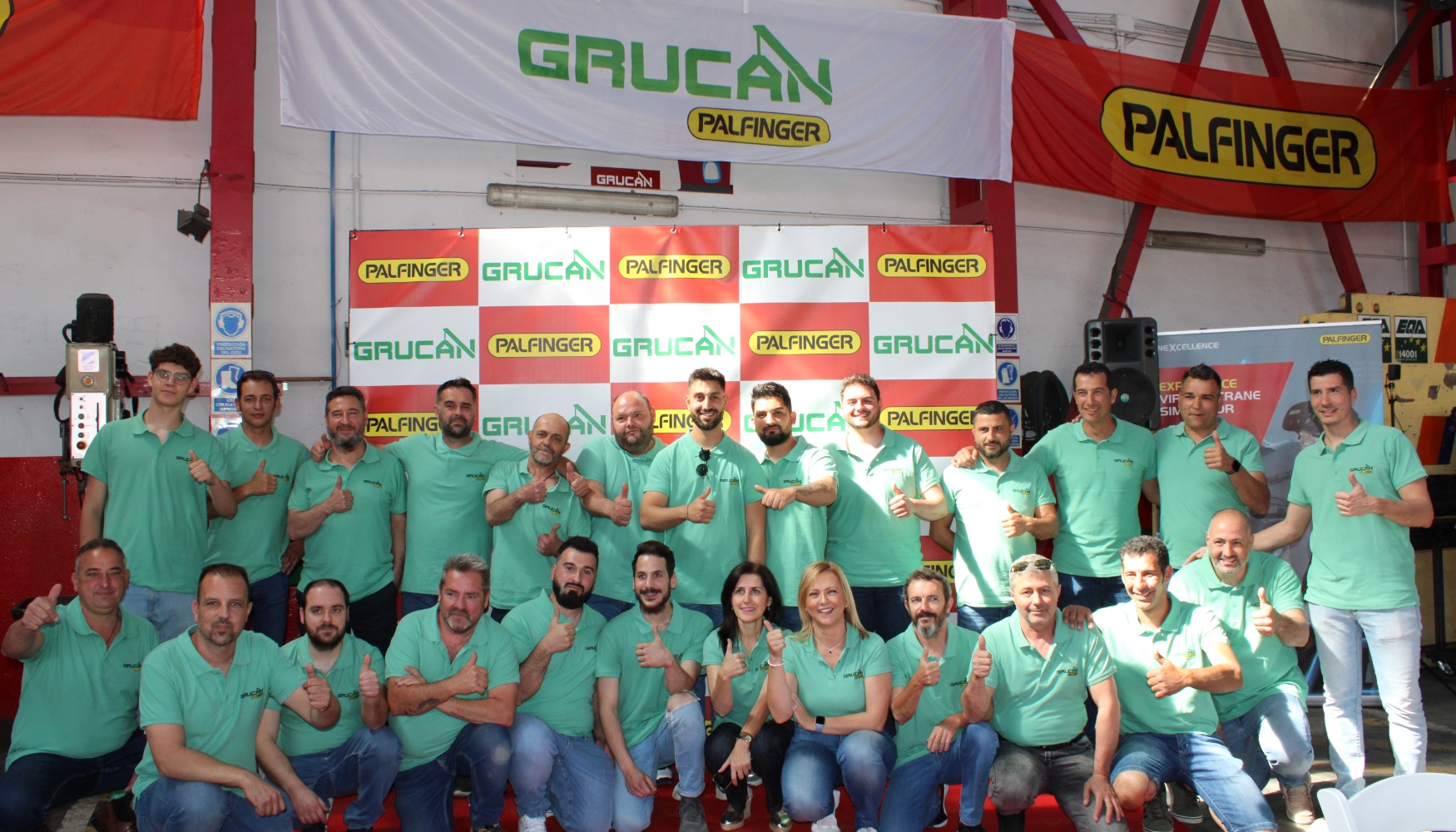 Foto de familia con los trabajadores de Grucan