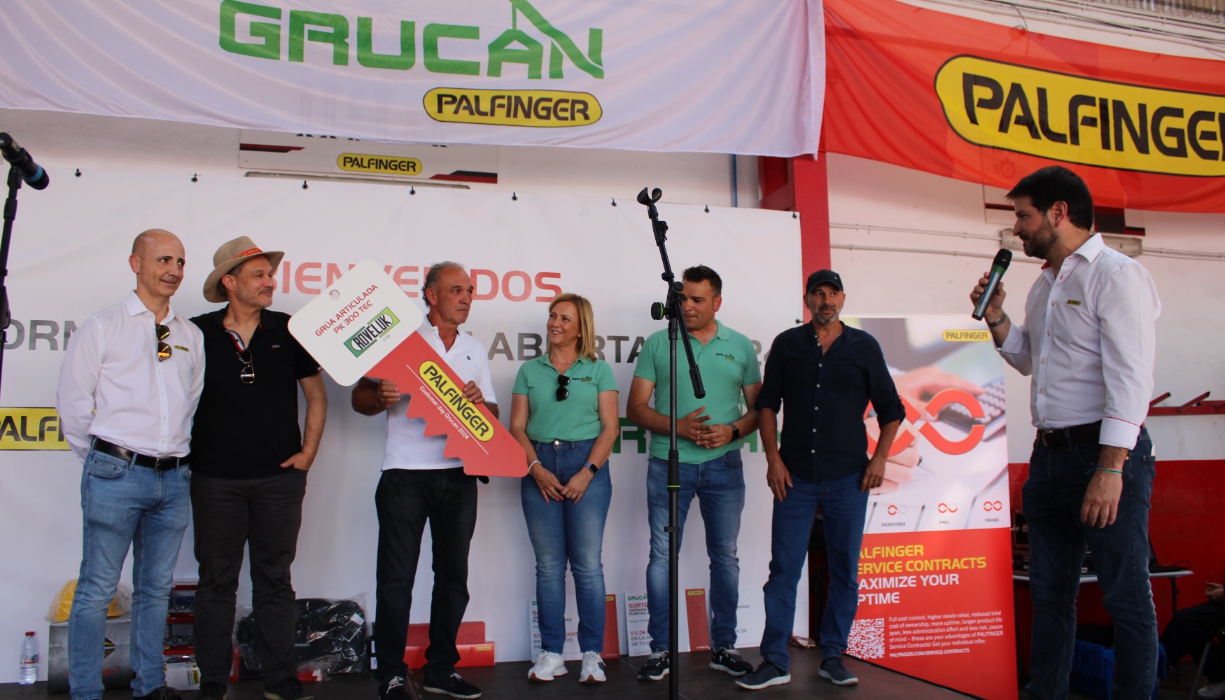 Acto de entrega a Roveluk de camin Renault con gra PK 300 TEC