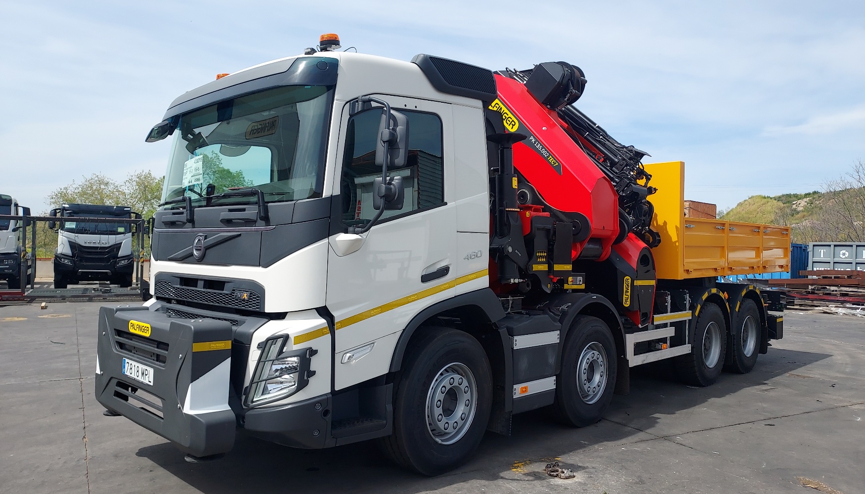 La PK 135.002 TEC 7 est montada sobre Volvo FMX 84RF