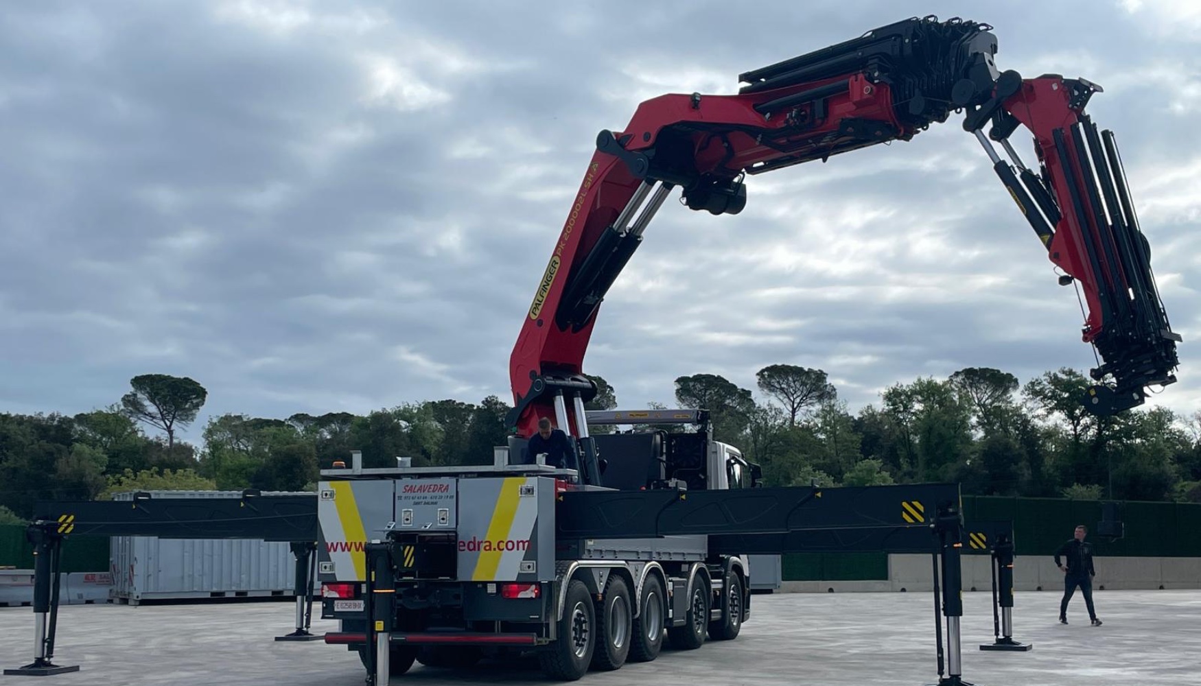 Este potente conjunto de camin gra, ha sido montado por Palfinger EMEA, directamente en el centro de montaje de Lengau (Austria)...