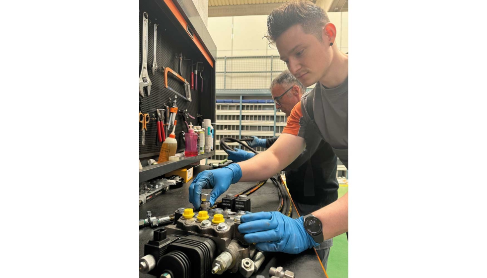 Andr�s A. Borges de D.C.S. Yuste y Miguel �ngel Caballero de NH Beco trabajando con latiguillos