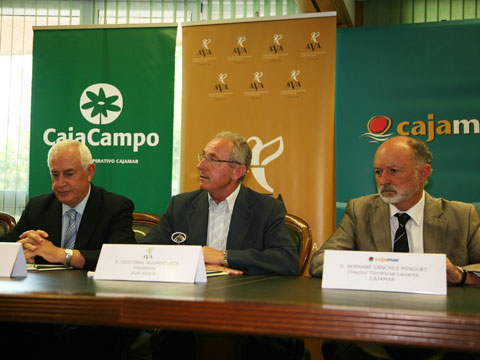 Firma del acuerdo en la sede social de CajaCampo en Requena (Valencia)
