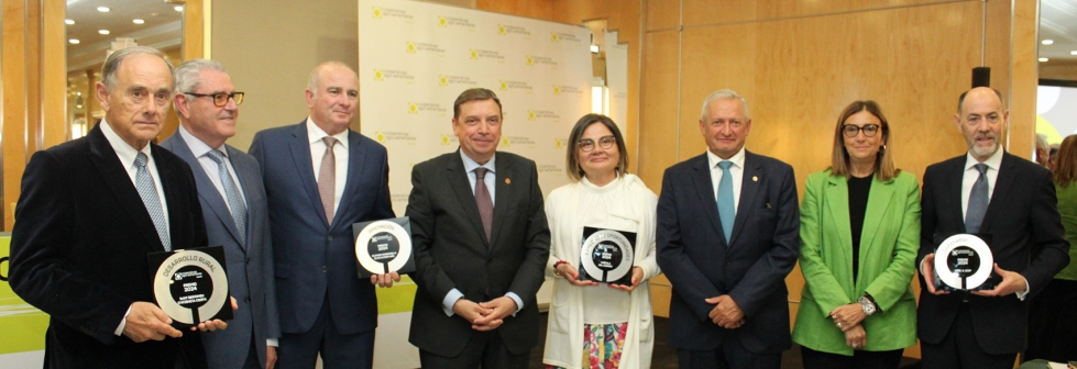 Los responsables de las entidades galardonadas durante la entrega de los Premios, junto al ministro de Agricultura, Pesca y Alimentacin, Luis Planas...