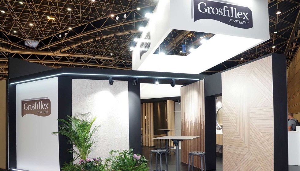 Vista del stand de Grosfillex en Maderalia 2024. Paneles del diseo Piano Wood y del Diseo Origami de la gama Element 3D Premium...