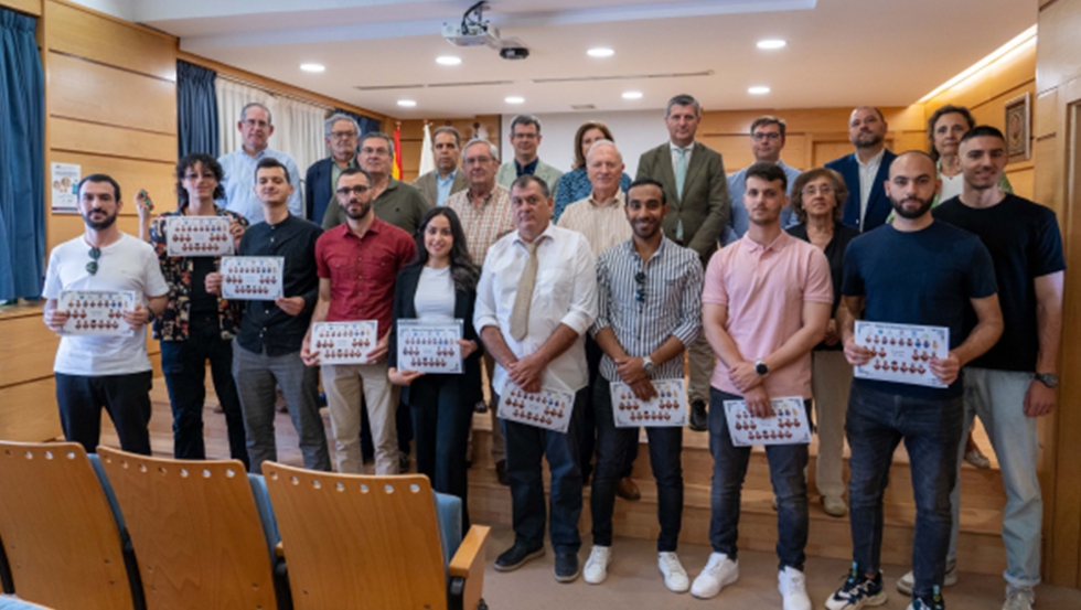 Foto de familia del alumnado junto a representantes de las instituciones participantes