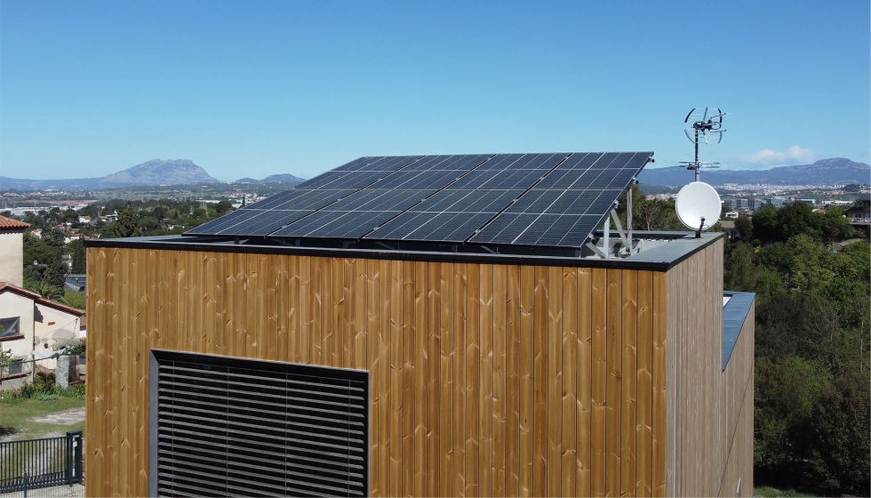 La vivienda cuenta con una instalacin fotovoltaica aislada