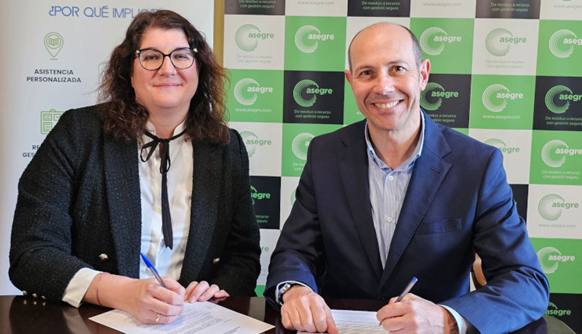 Laura Sanz, coordinadora de Implica, y Luis Palomino, secretario general de Asegre, firmaron el acuerdo