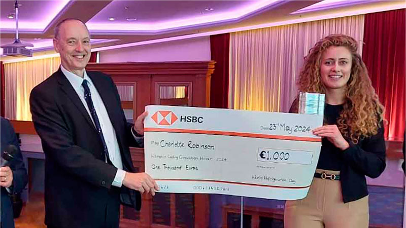 Chalotte Robinson recogiendo el premio como ganadora del concurso anual 'Mujer en Refrigeracin de la UE'
