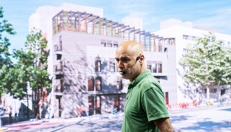 El arquitecto David Jurez en The Circular Experience, presentando Wikihousing...
