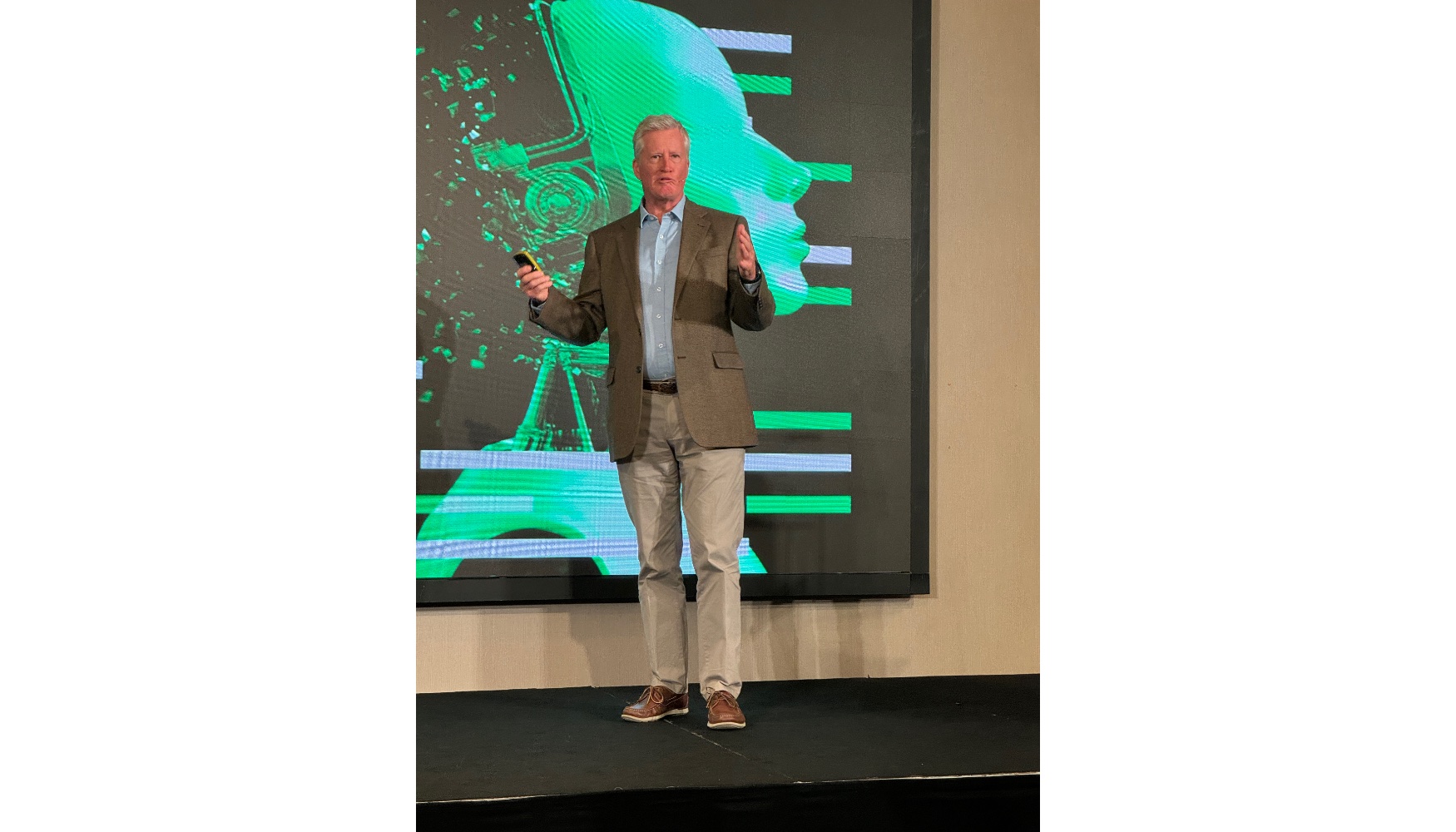 Calum Chace, escritor e conferencista, durante a sua palestra sobre IA