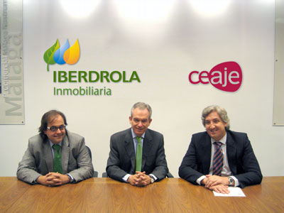 Momento de la firma del nuevo convenio entre Iberdrola Inmobiliaria y Ceaje