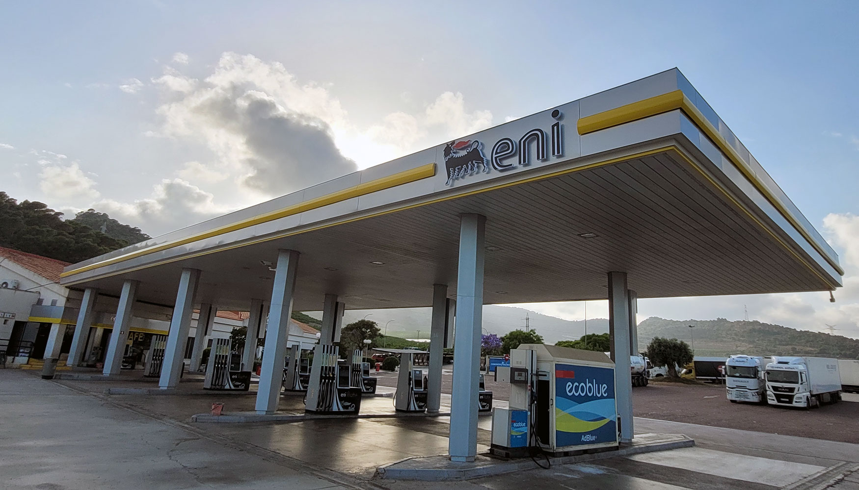 Tras la adquisicin de 21 de puntos de venta a Atenoil, Eni cuenta con 38 estaciones de servicio (once de ellas en autopistas)...