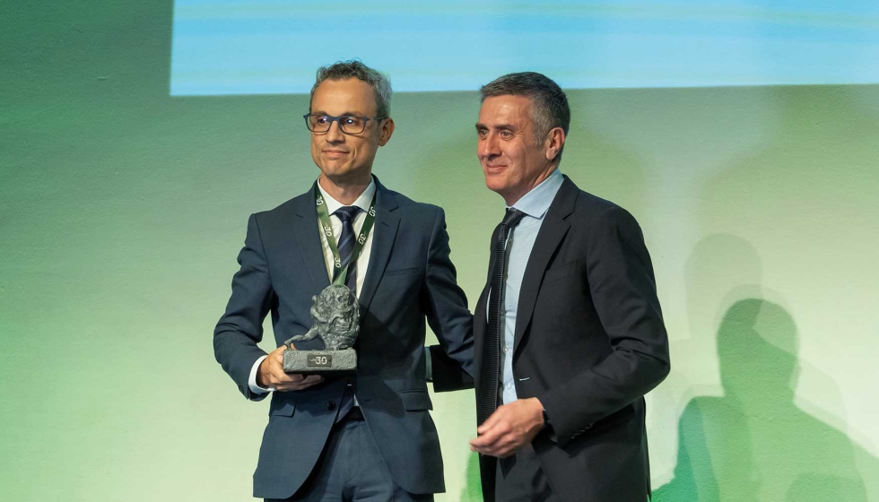 A la izquierda, Sergio Trevio, CEO de Grupo Ses, recoge el premio de la mano de Pedro Vias, presidente de BigMat